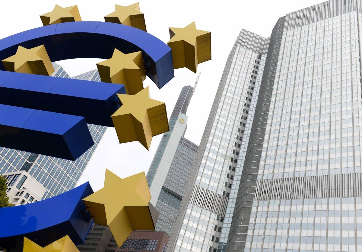 La Bce: crescita Ue debole. E Trump riattacca la Fed