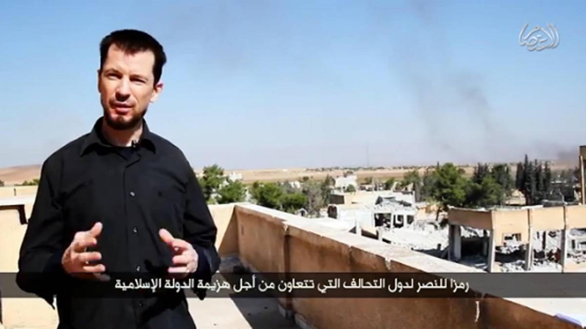 L'ostaggio britannico John Cantlie in un video girato a Kobane