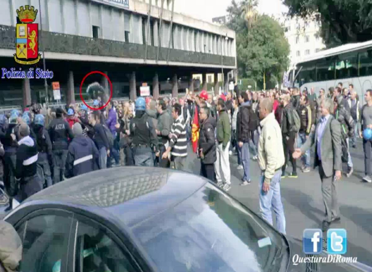 Roma, scontri tra operai e polizia. Alfano vede i leader dei sindacati