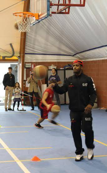 I campioni del basket giocano con i ragazzi degli oratori milanesi