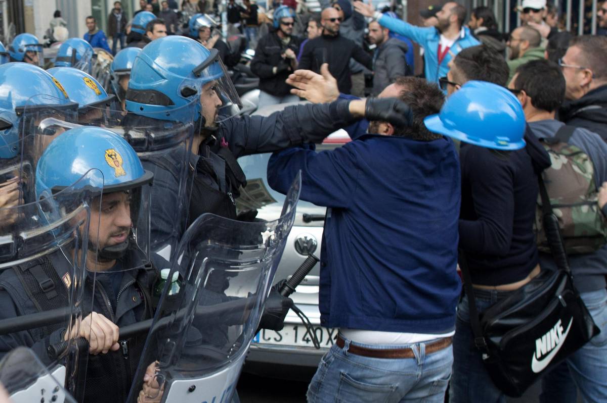 Un momento degli scontri tra polizia e lavoratori della Ast Terni a Roma