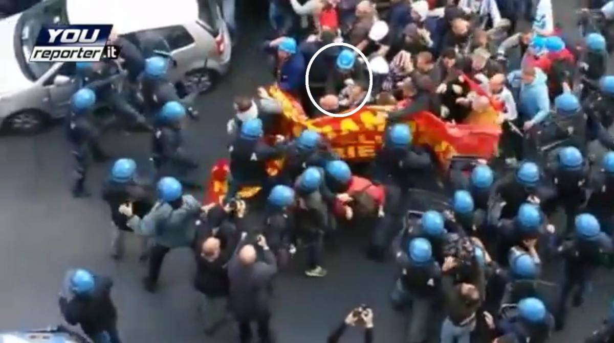 Il video che scagiona la polizia: sindacalista colpito da un operaio