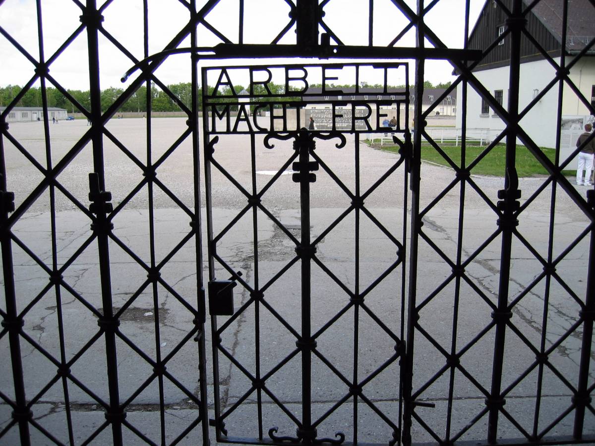Dachau, rubata la scritta "Arbeit macht frei"