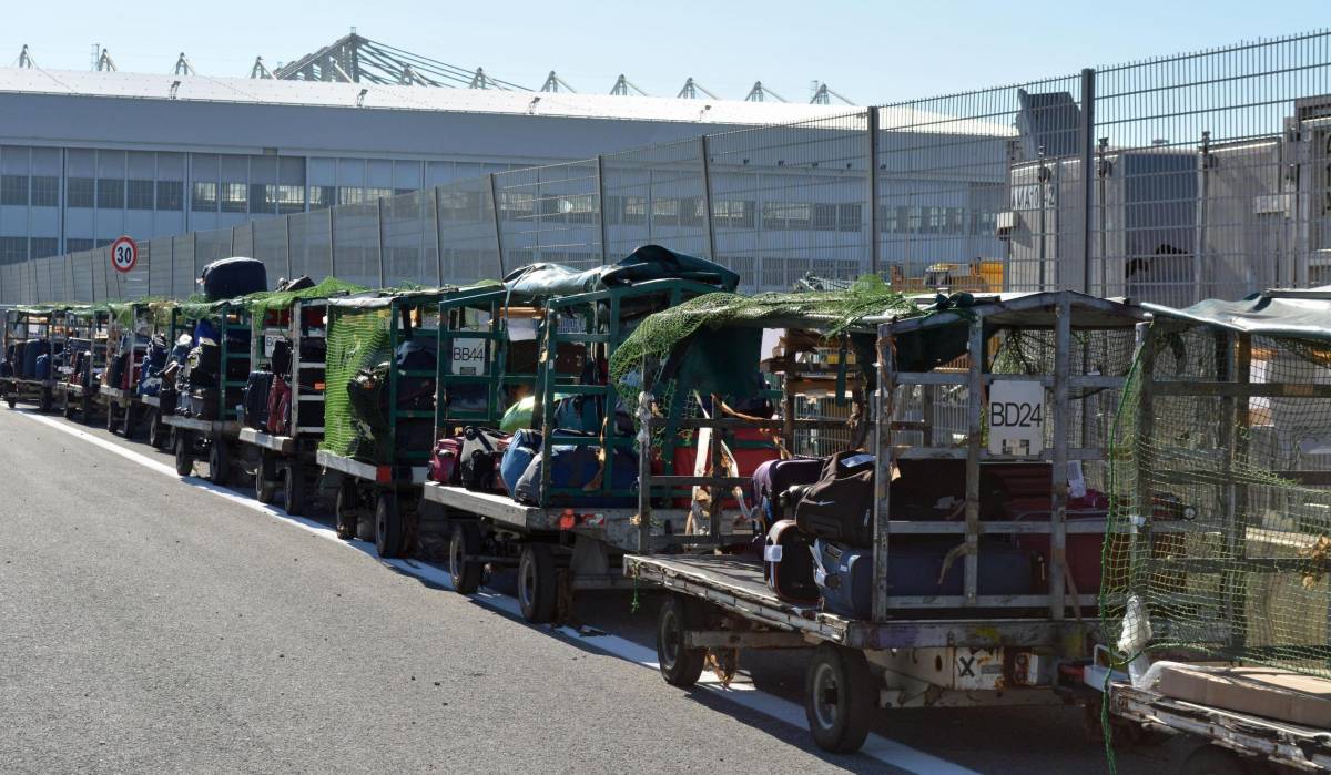 Sciopero selvaggio a Fiumicino I sindacati «svaligiano» i turisti