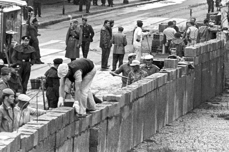 Un momento dell'erezione del Muro di Berlino, iniziata il 13 agosto del 1961