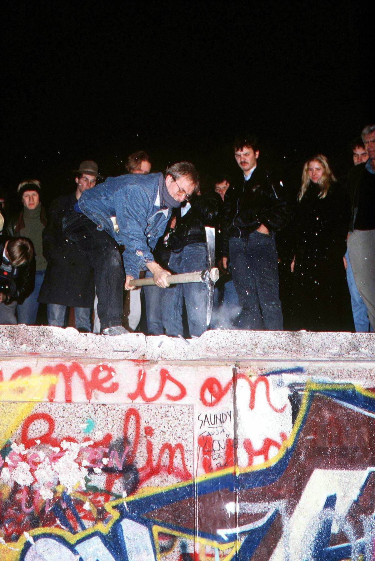 Picconate al Muro di Berlino il 9/11/1989