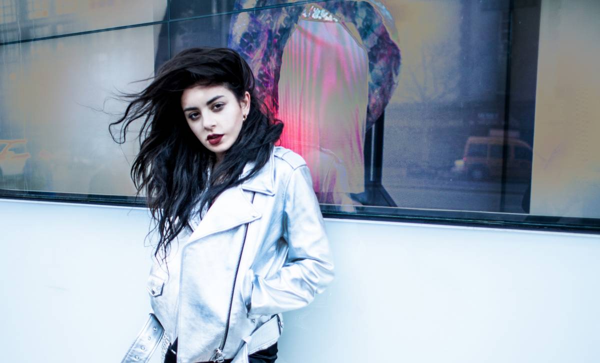 Charli XCX, l'antipopstar cresciuta con i Ramones