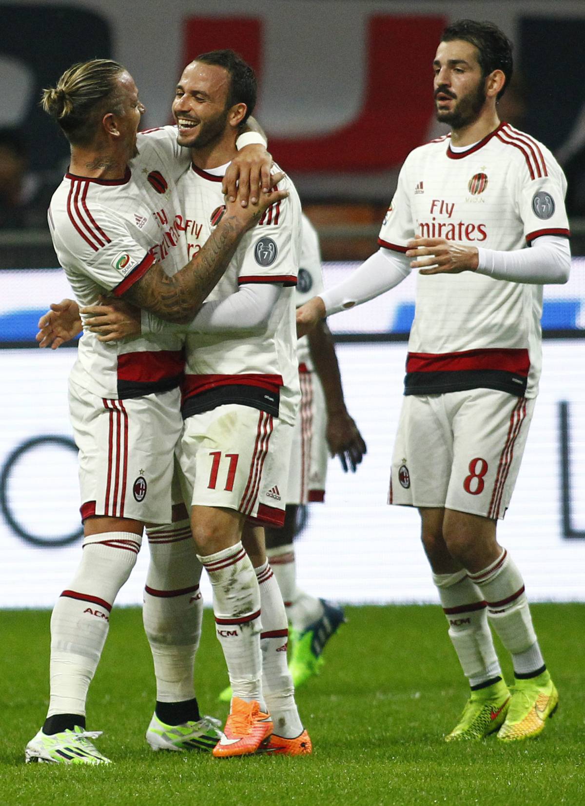 Philippe Mexes abbraccia Giampaolo Pazzini dopo i due gol