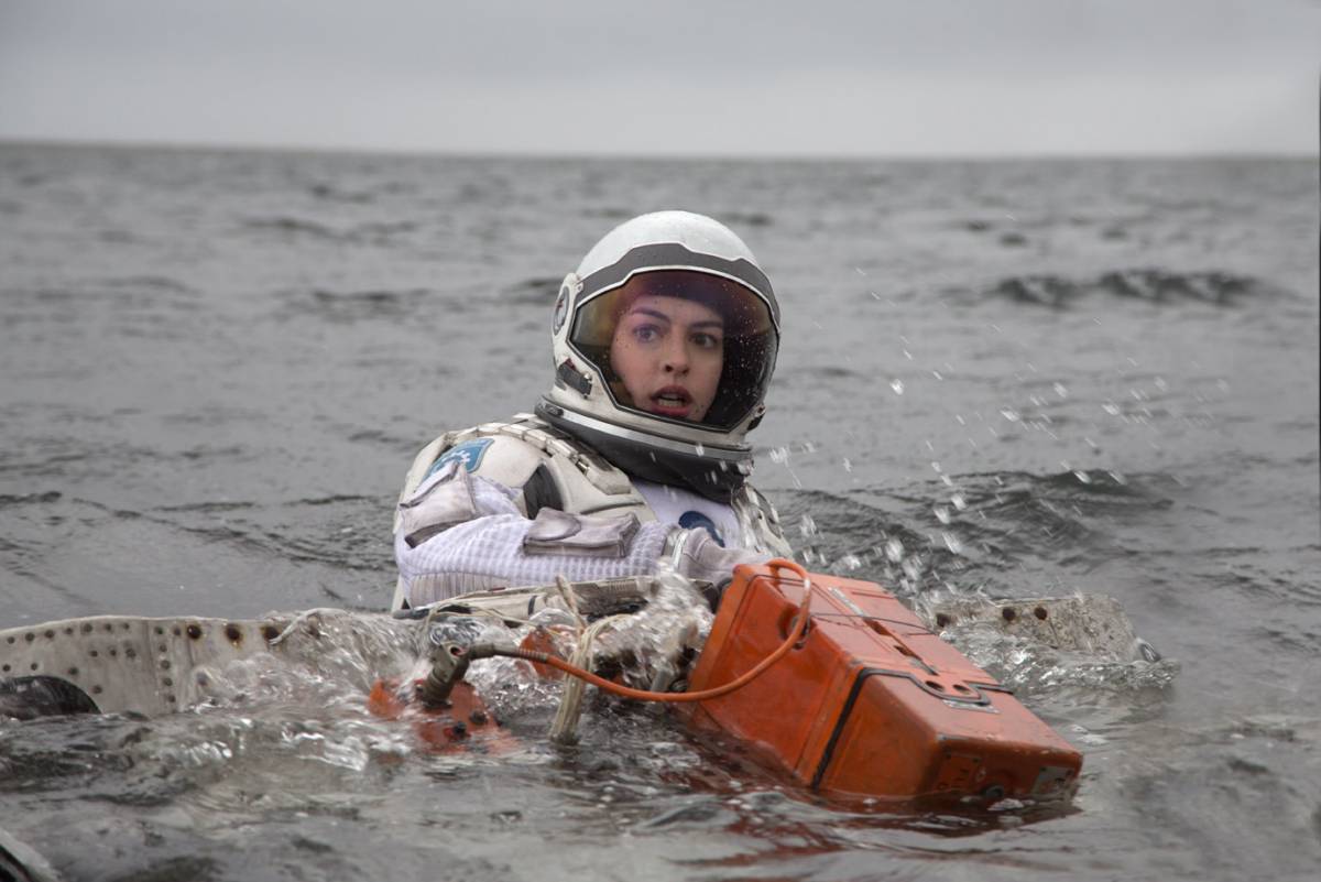 Anne Hathaway in una scena di "Interstellar"