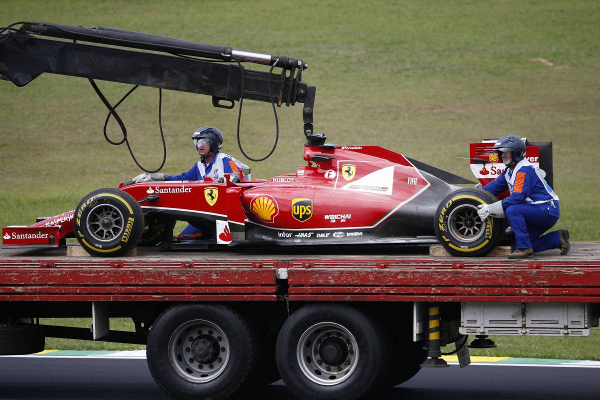 Gp del Brasile: Alonso prima è settimo, poi la Ferrari va a fuoco