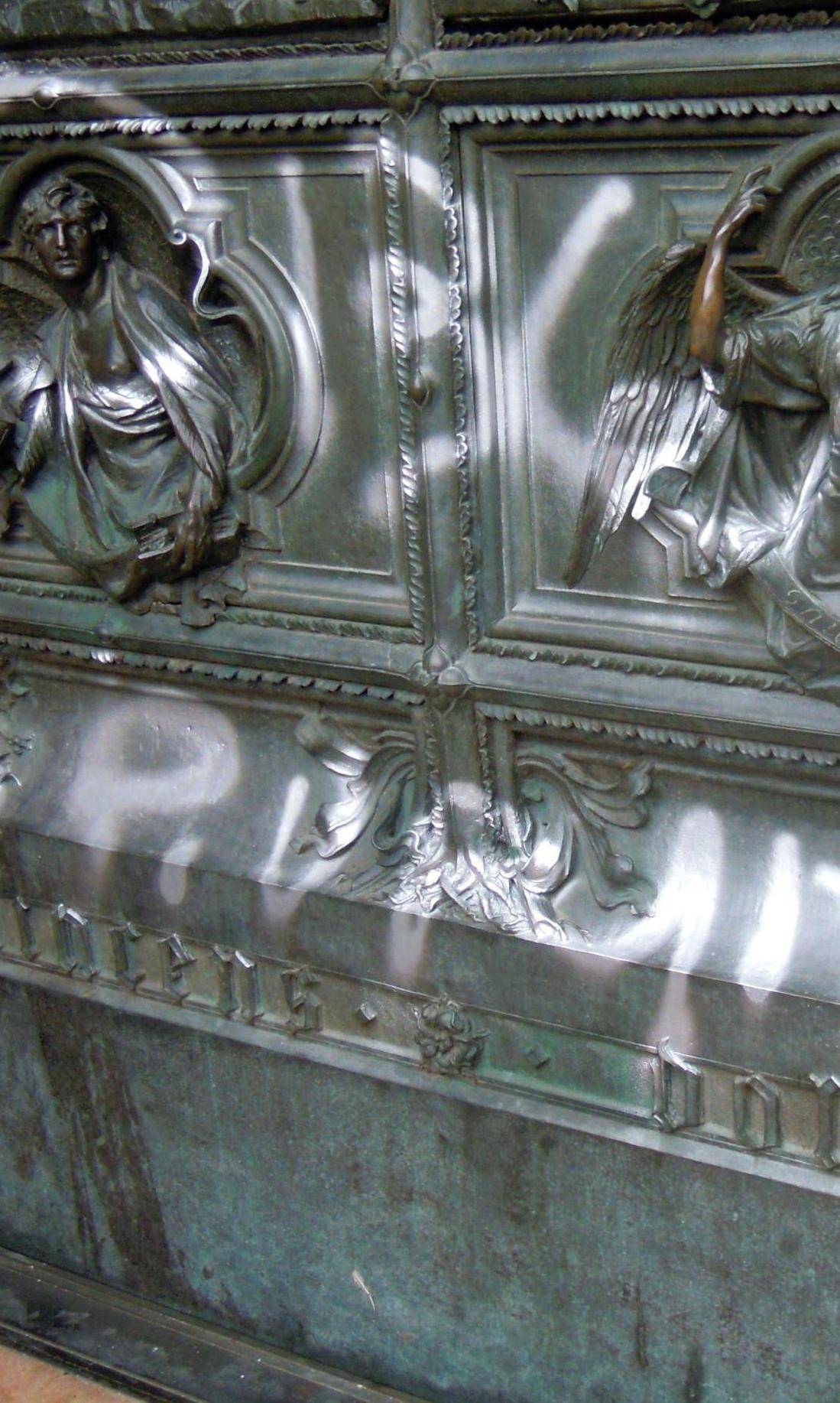 Buio totale per 12 ore Il Duomo è indifeso e in balia dei vandali