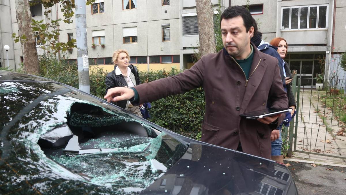 L'automobile di Matteo Salvini distrutta dagli antagonisti a Bologna