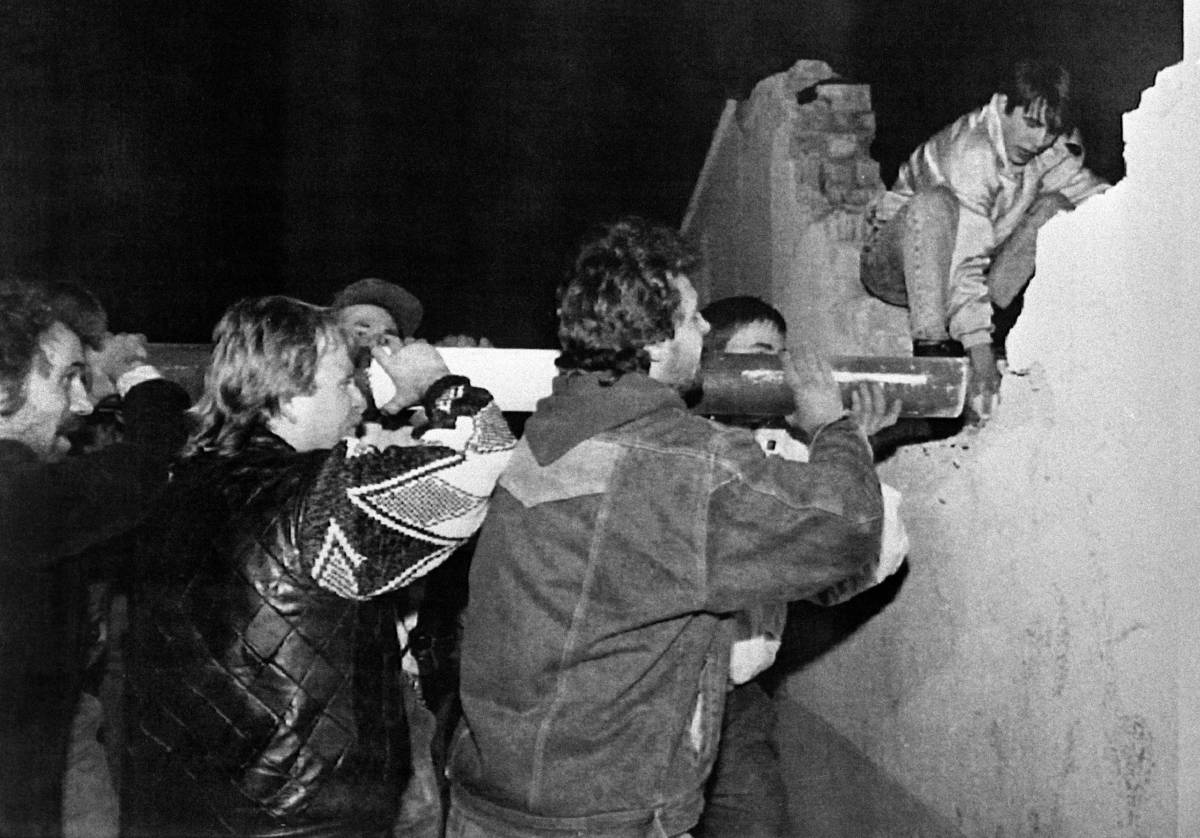 Un gruppo di manifestanti sfonda il Muro di Berlino con un arnese B 4760