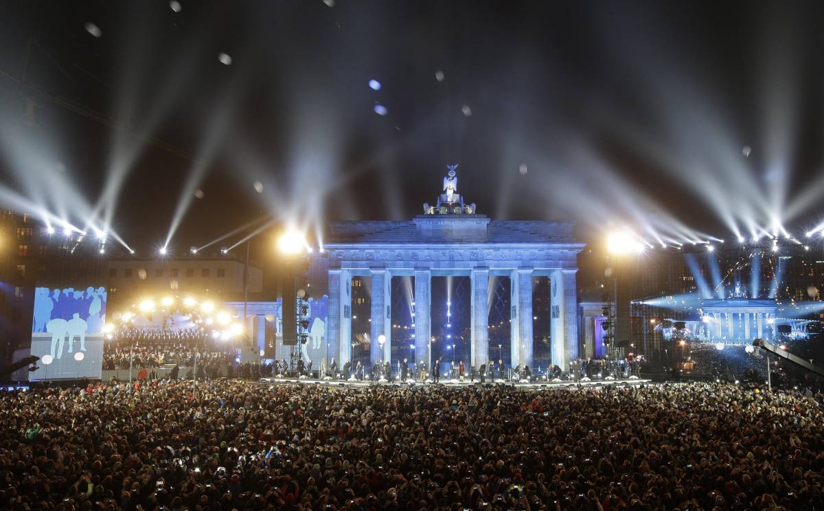 Berlino festeggia la fine di un incubo ma i muri restano