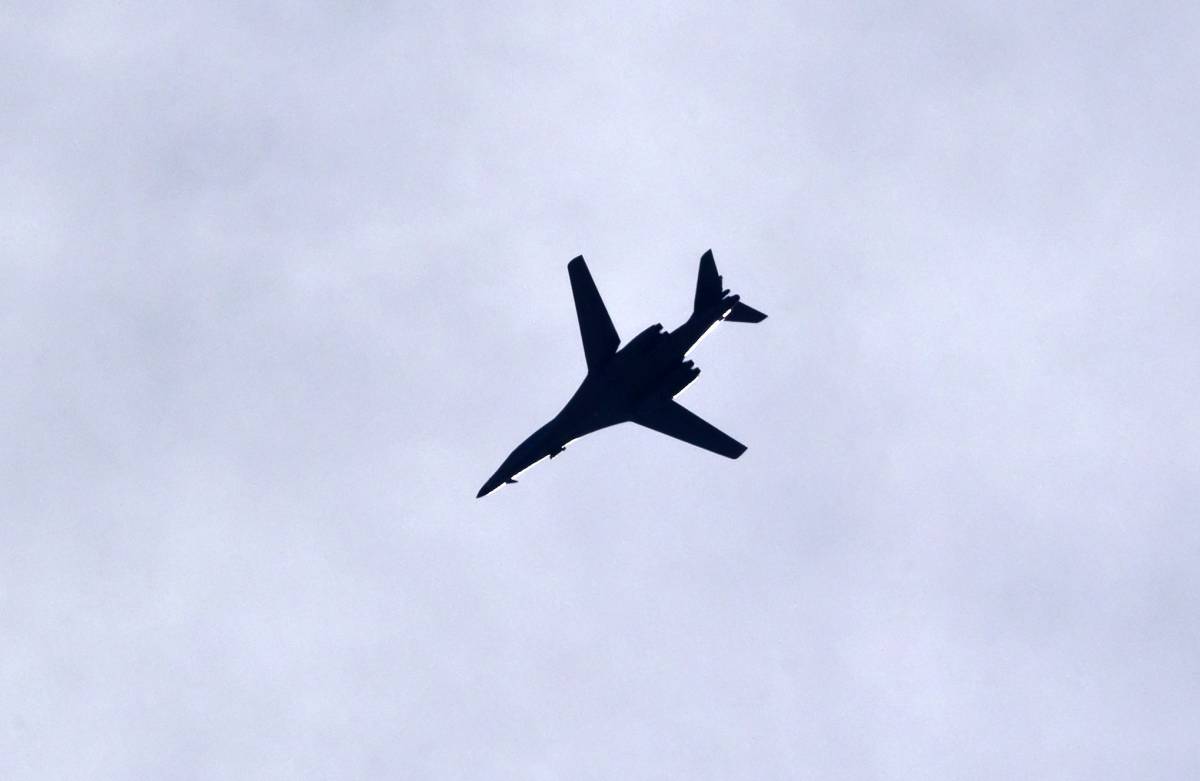 Un aereo militare della coalizione sui cieli di Kobane, in Siria