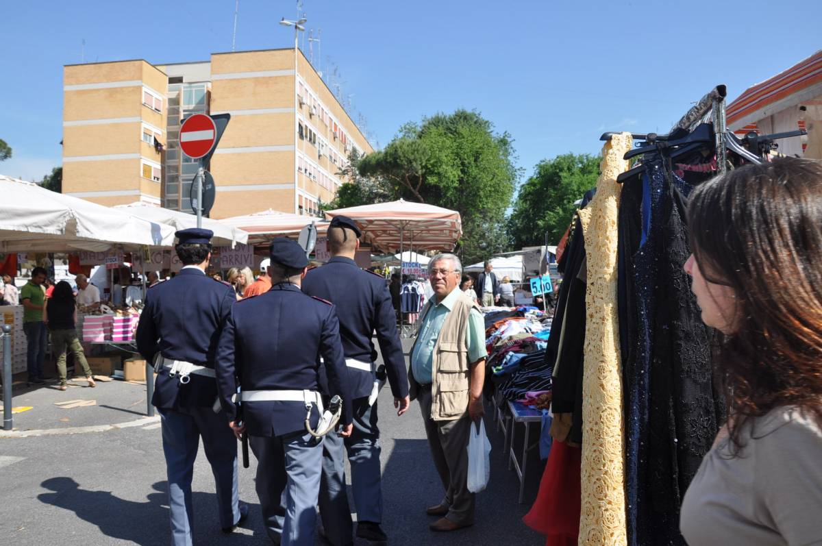 La bancarella parla straniero: gli ambulanti italiani ormai in minoranza