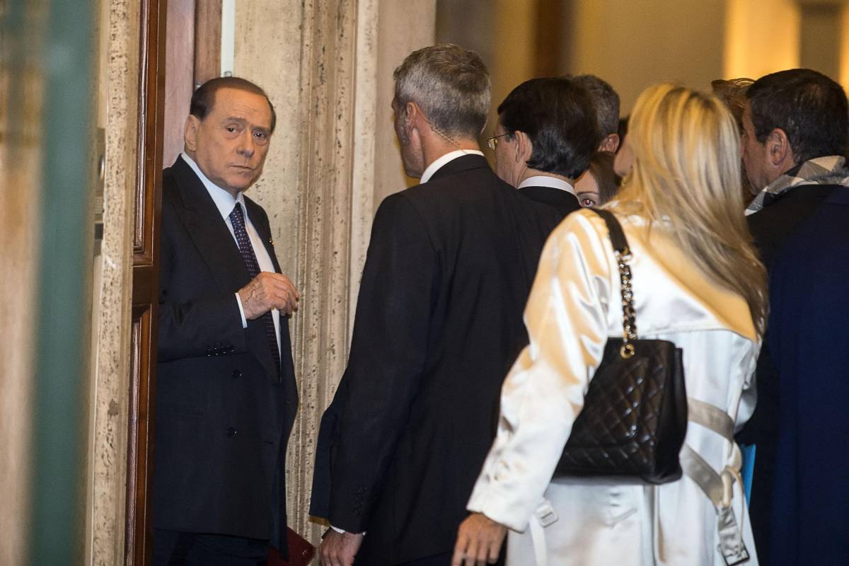 Silvio Berlusconi (S) al termine della riunione di presidenza di Forza Italia a Palazzo Grazioli, Roma