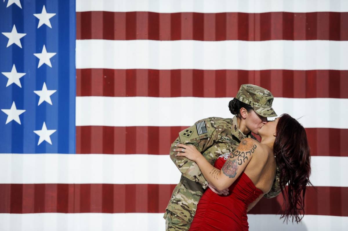 Il bacio della soldatessa americana con la moglie