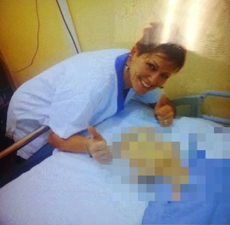 L'infermiera che sorride accanto alla paziente morta (Corriere Romagna)