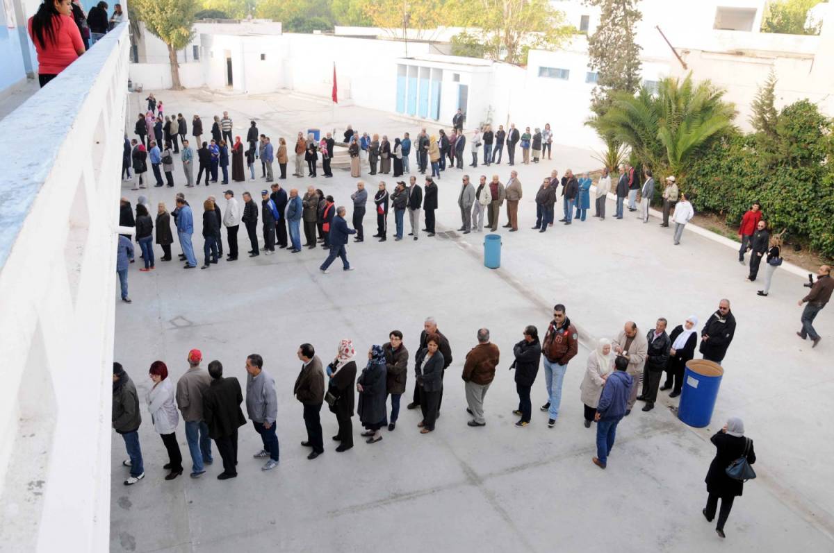 Tunisini in fila per votare