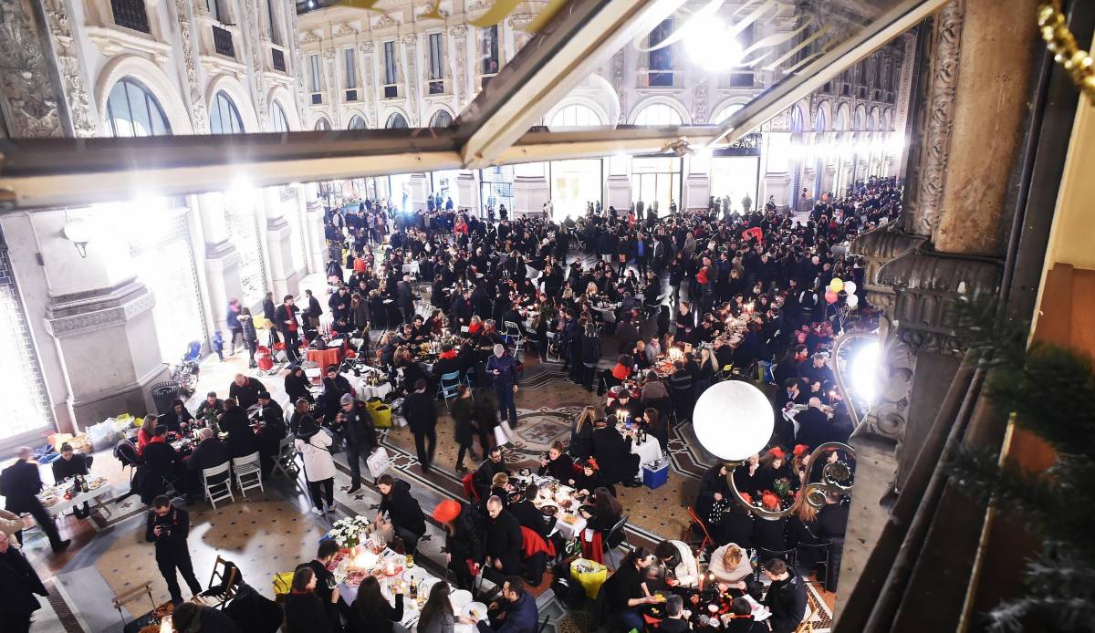 La cena in nero in Galleria tra la sorpresa dei passanti