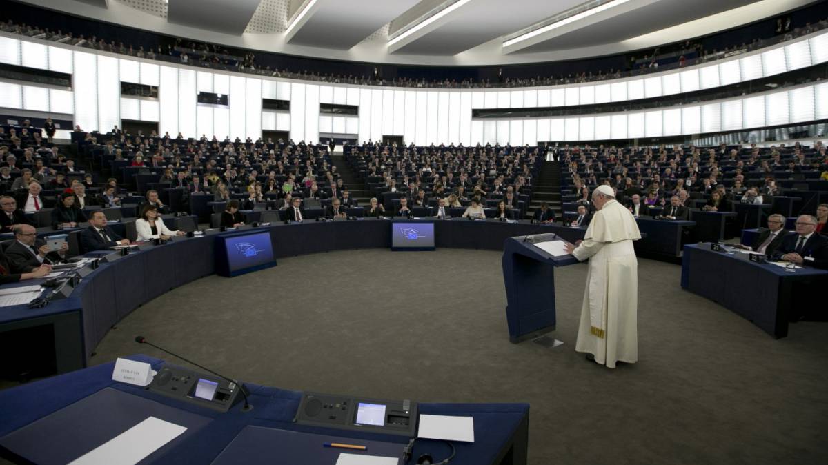Papa Francesco durante il discorso davanti agli europarlamentari a Strasburgo