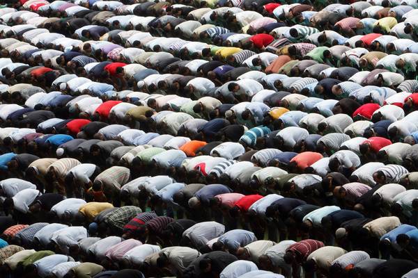 Islamici pregano nei capannoni, il Tar: "Nessuna irregolarità"