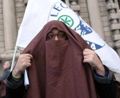 Protesta islamica per il burqa in aula E il leghista Iezzi  «Rizzo con chi sta?»