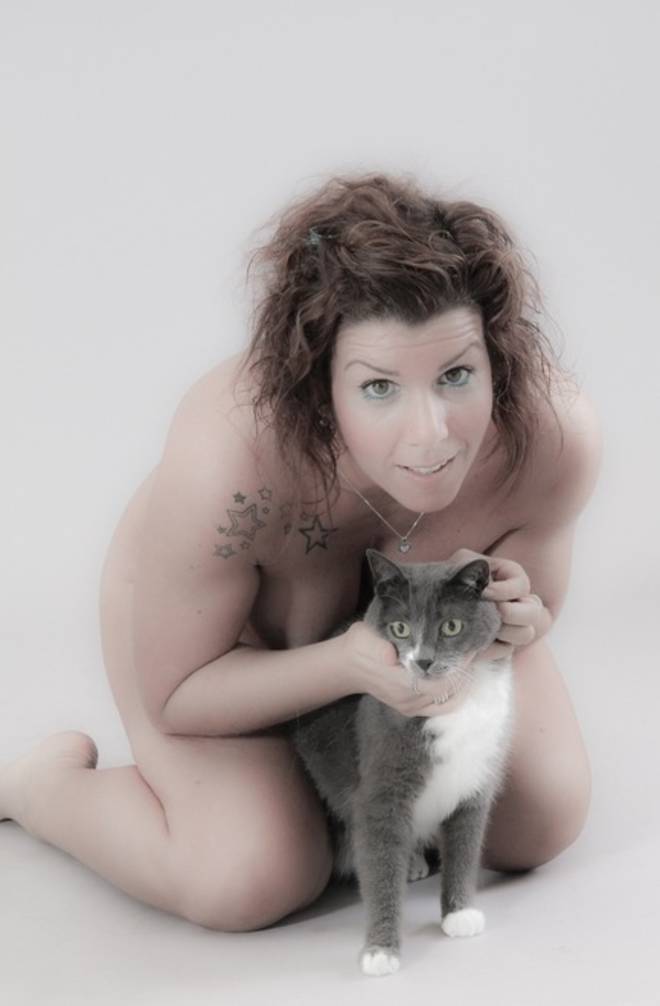 Nude, ma con il felino: il calendario delle gattare