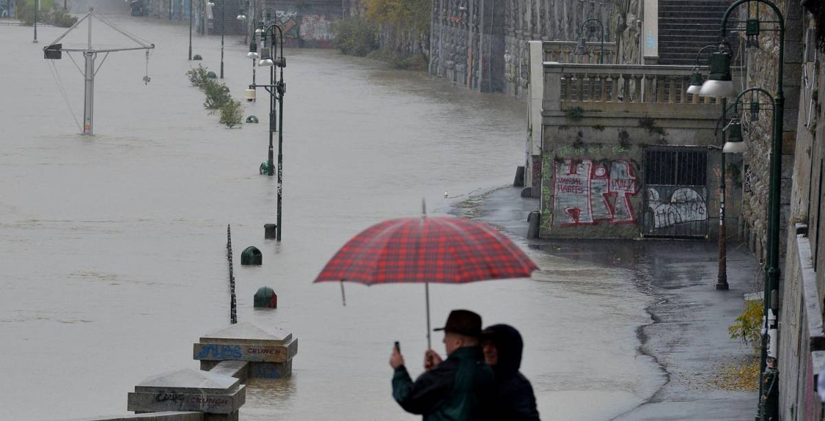 Murazzi allagati e Po esondato a Torino a causa delle forti piogge degli ultimi giorni
