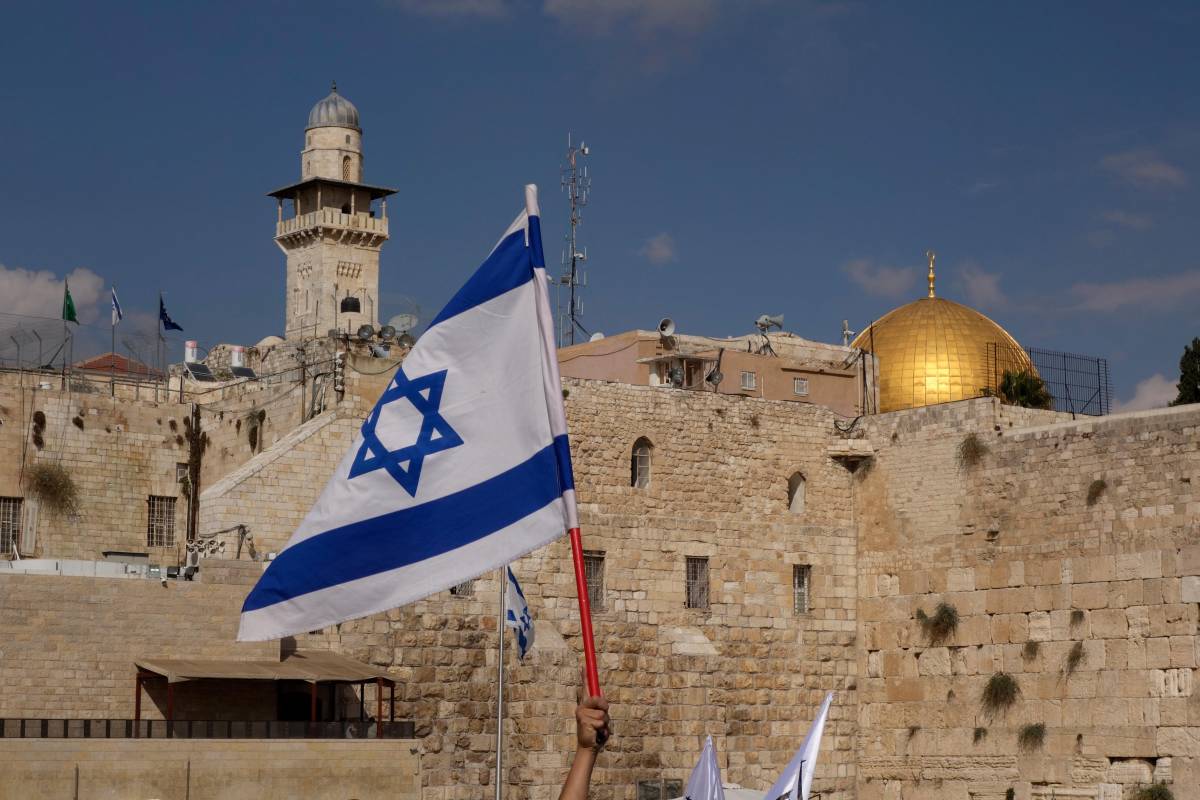 La bandiera israeliana sventola davanti alla Cupola della Roccia