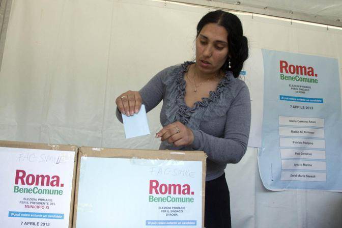 Una rom vota per le primarie del Pd