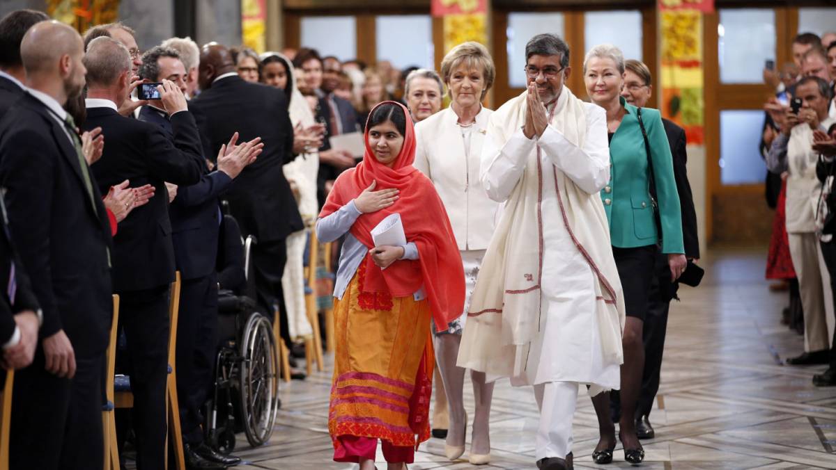 Malala e Satyarthi ricevono il Nobel. "Premio ai bimbi che vogliono pace"