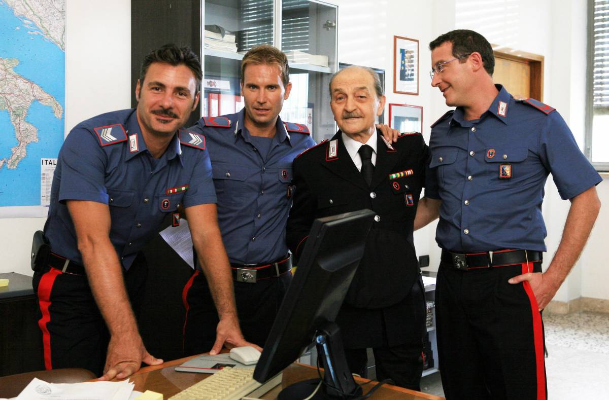 Il brigadiere Cacciapuoti (della fiction "il Maresciallo Rocca") è il terzo da sinistra