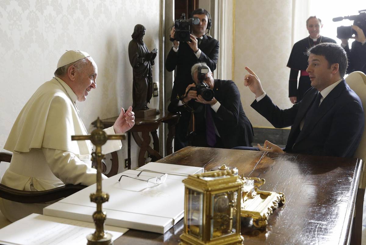Renzi dal Papa per gli auguri tra battute, vin santo e Chianti