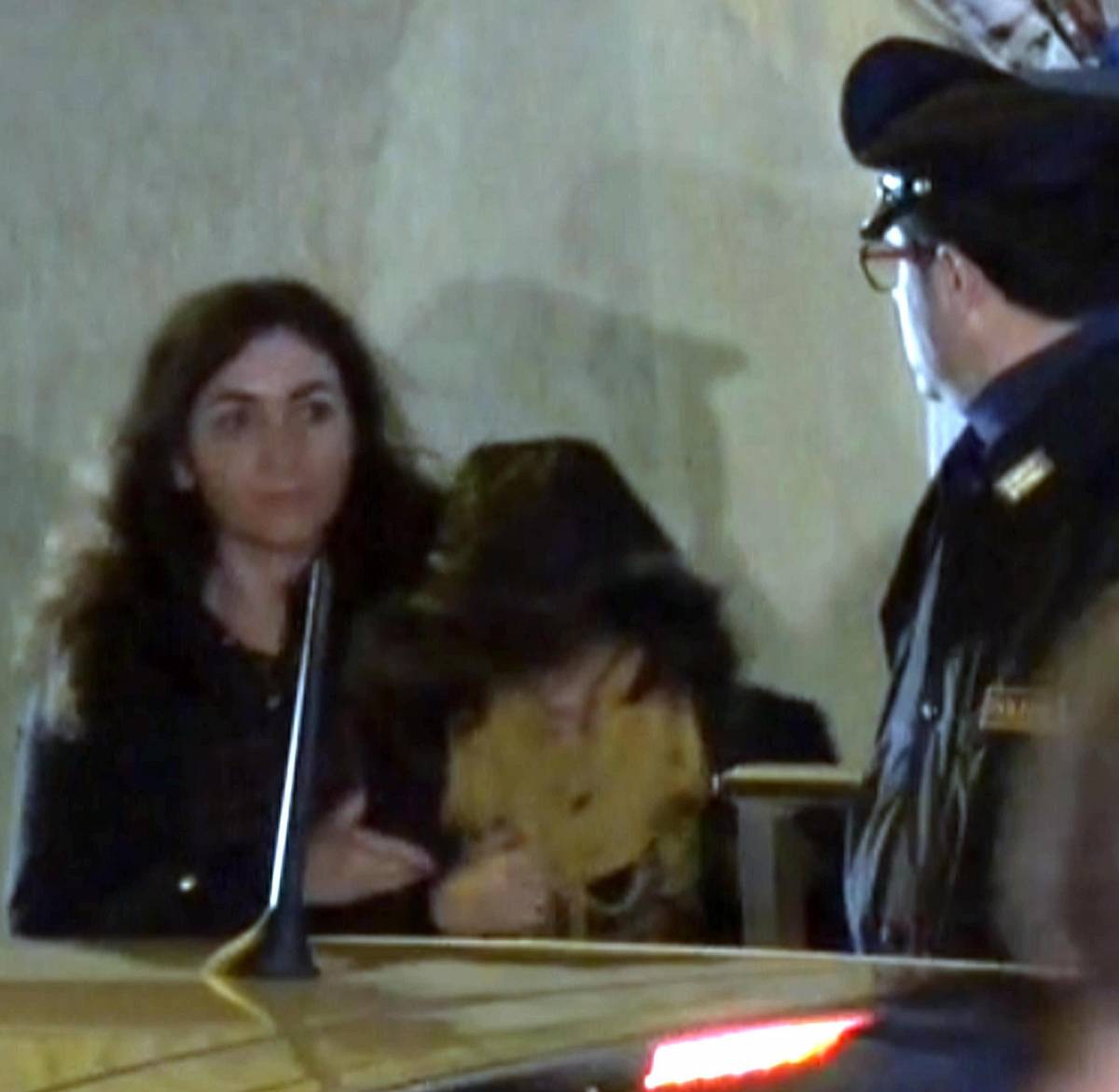 Veronica Panarello coperta da un cappuccio prima dell'arresto