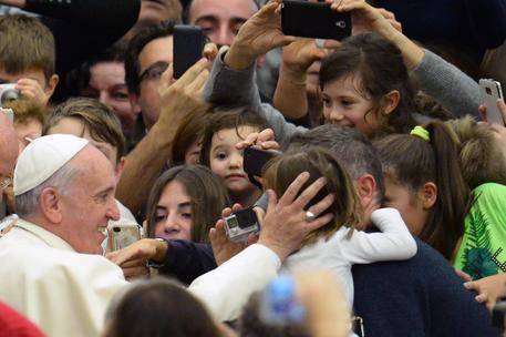 Il Papa regala il Bignami delle preghiere con l'antidoto per le bestemmie