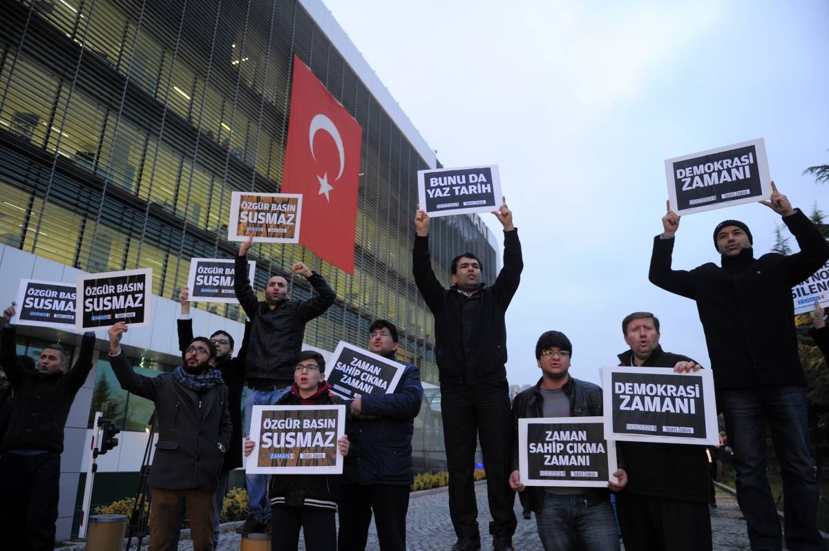 Turchia, manette alla stampa. In carcere il direttore di un giornale anti Erdogan