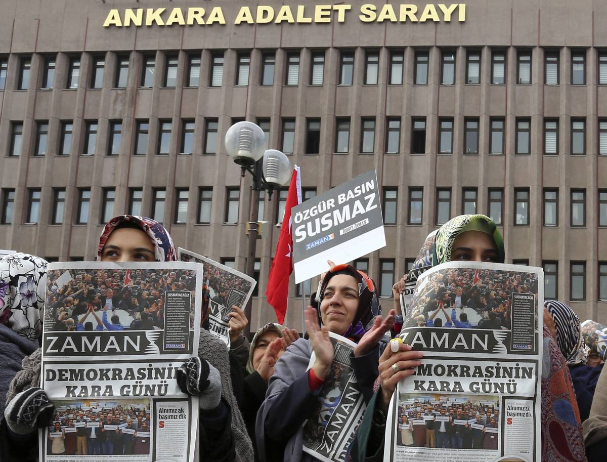 Un gruppo di manifestanti con copie dello Zaman, che titola "Il giorno nero della democrazia"