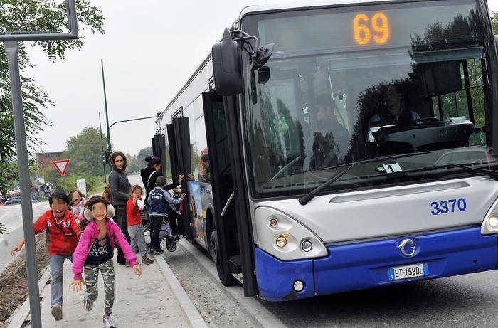 Bus separati a Borgaro Torinese: il sindaco ha fatto sparire i rom con i blindo dei carabinieri