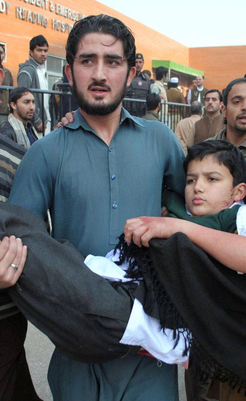 Orrore talebano in una scuola Spari in testa ai bimbi: 141 morti