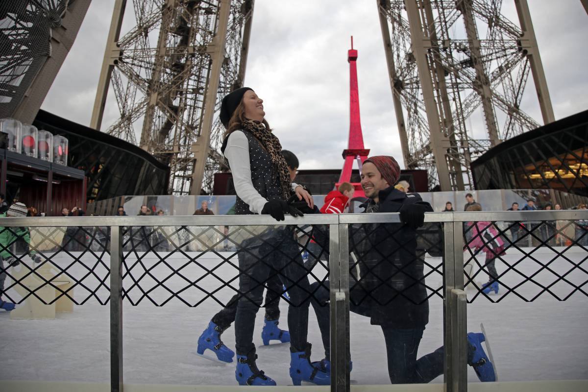 Parigi, proposta matrimonio in cima alla Torre Eiffel sulla pista di ghiaccio