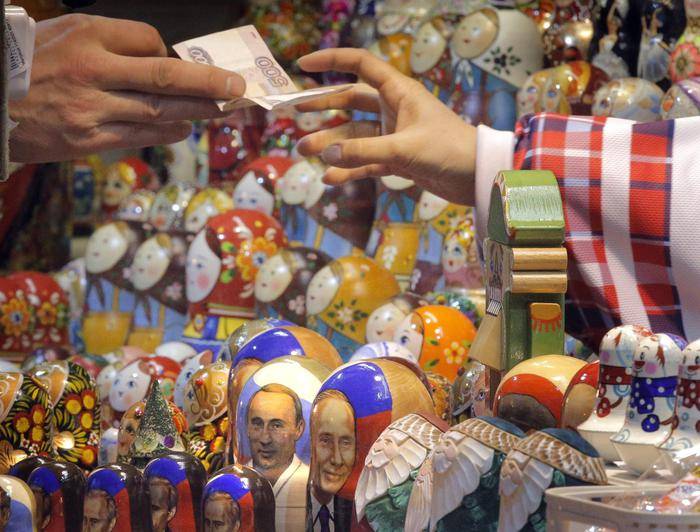 Russia, il rublo precipita Code davanti ai negozi per spendere gli ultimi soldi