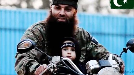 Longarone, il bimbo rapito è stato fotografato in Siria con Isis