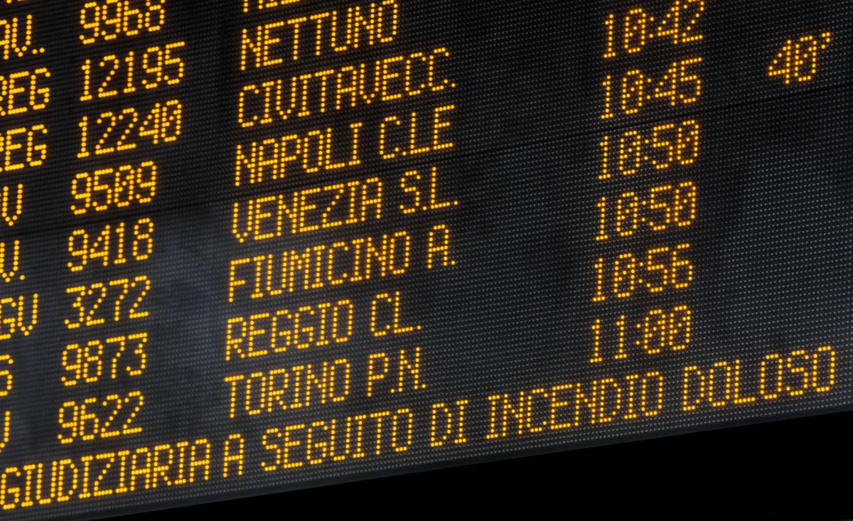 Bologna, tre o quattro persone sul luogo del sabotaggio alle ferrovie