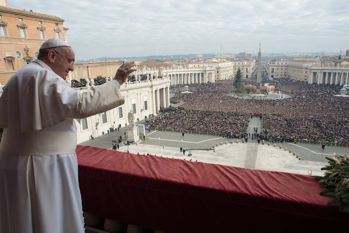 A Roma c'è brutto tempo? Il Papa regala gli ombrelli