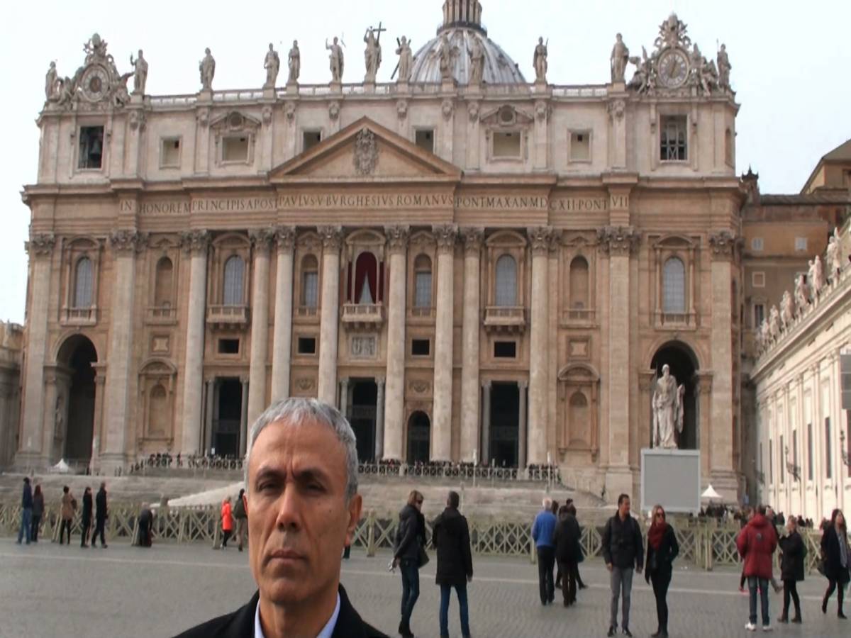Ali Agca di fronte alla basilica di San Pietro