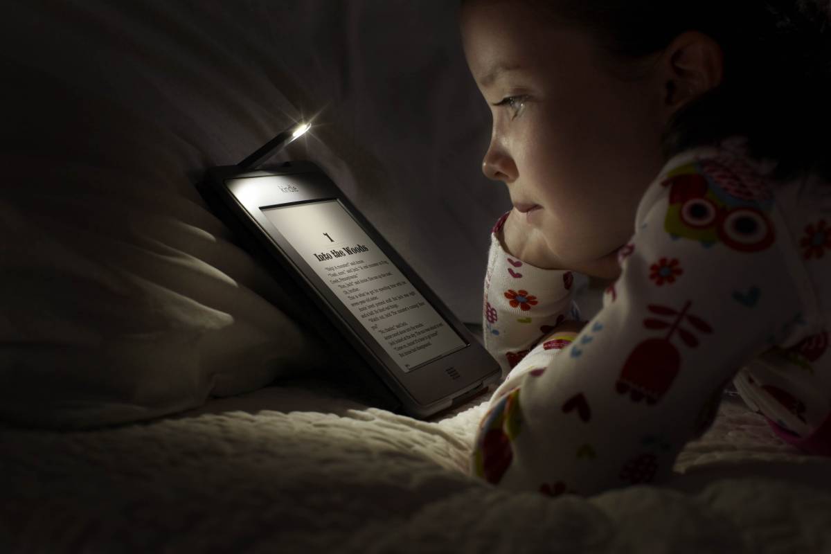 Leggi sul cellulare o tablet prima di dormire? Ti giochi la salute