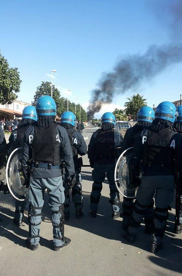 Immigrati in rivolta saccheggiano centro accoglienza