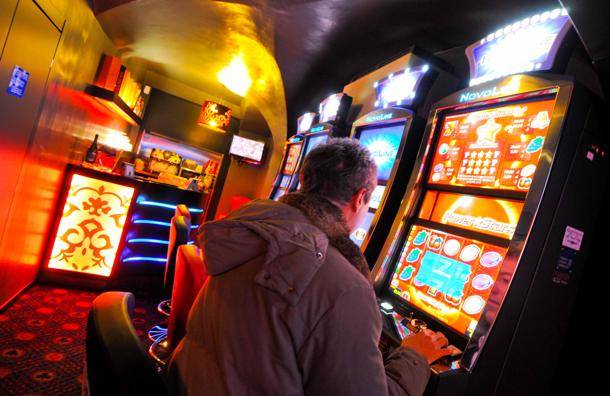 Lascia il figlio minorenne in auto per giocare alle slot machine: condannato a 3 anni di reclusione